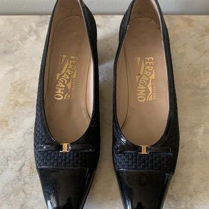 Salvatore Ferragamo Black Basket Weave & Patent Toe & Bow Pumps Size 8AAAA Narro